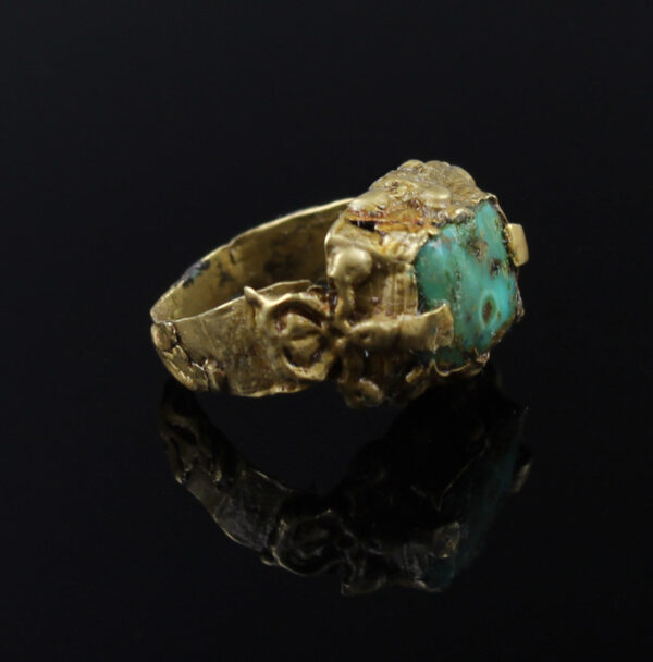 Roman ring with emerald stone