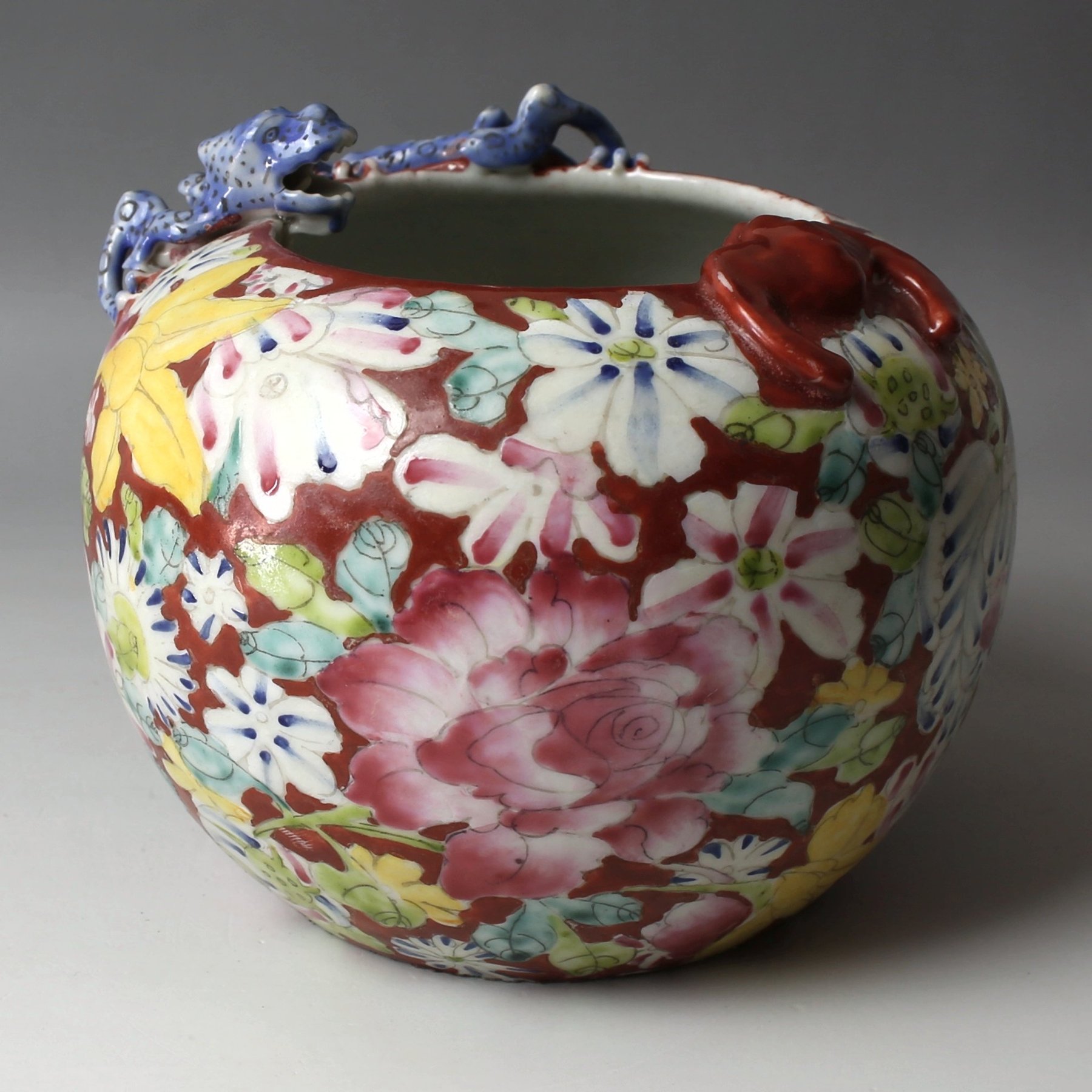 Chinese ‘Chilong’ and bat “Mille fleurs” brush washer Chinese ‘Chilong’ and bat “Mille fleurs” brush washer