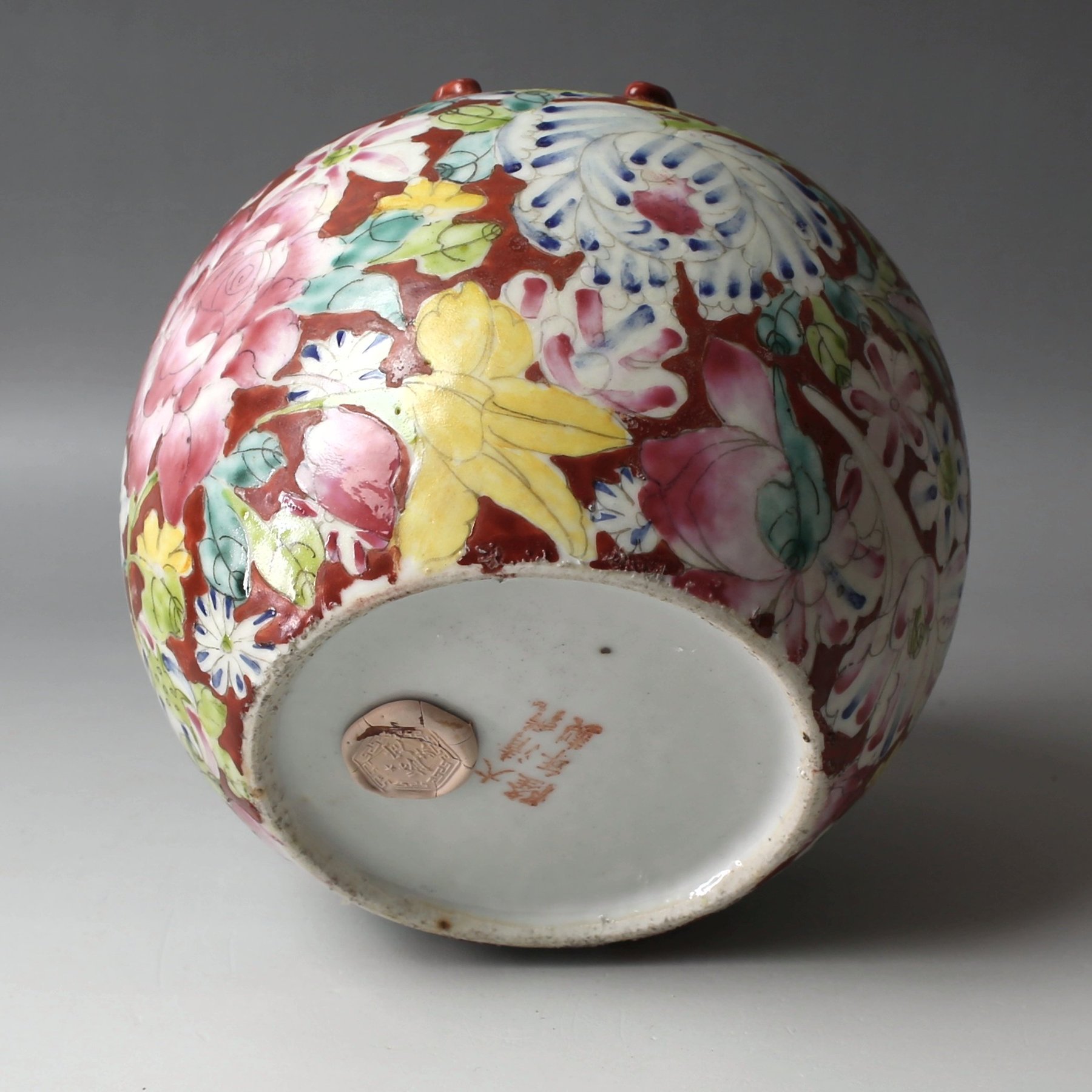 Chinese ‘Chilong’ and bat “Mille fleurs” brush washer Chinese ‘Chilong’ and bat “Mille fleurs” brush washer