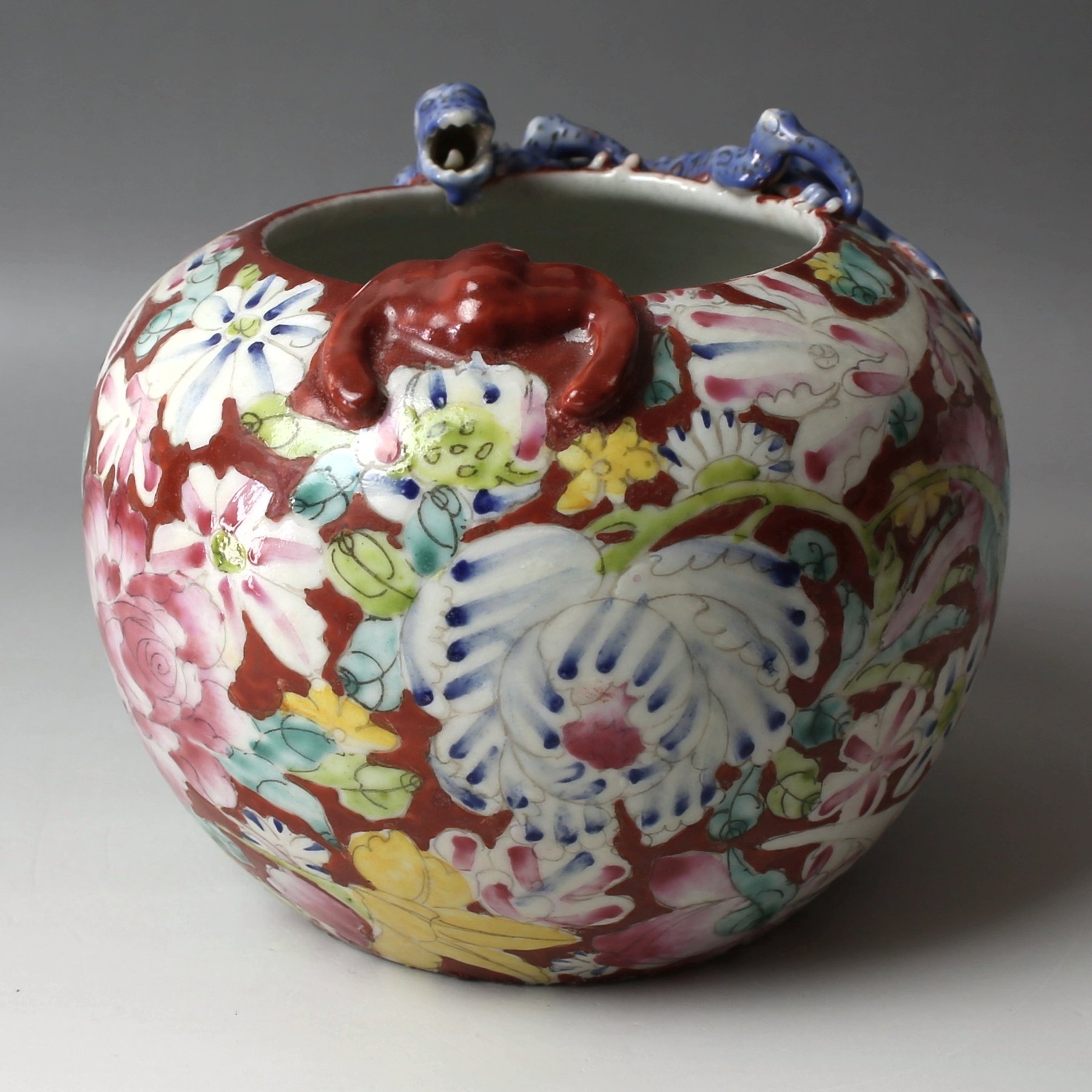Chinese ‘Chilong’ and bat “Mille fleurs” brush washer Chinese ‘Chilong’ and bat “Mille fleurs” brush washer